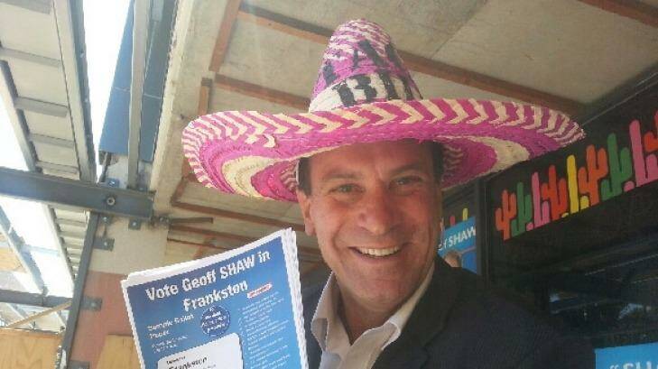 Vamos voters: Independent candidate Geoff Shaw at the early voting booth in Frankston.  Photo: Sian Johnson