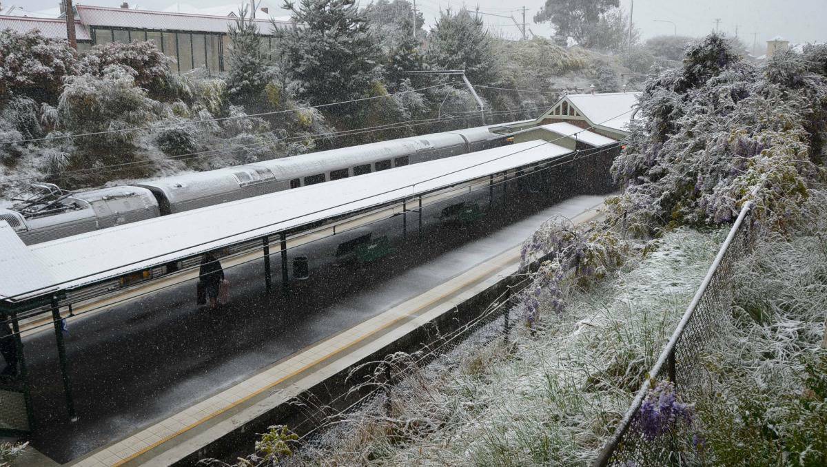 Lithgow was covered in a blanket of snow this morning. Photo: Carolyn Piggott. 