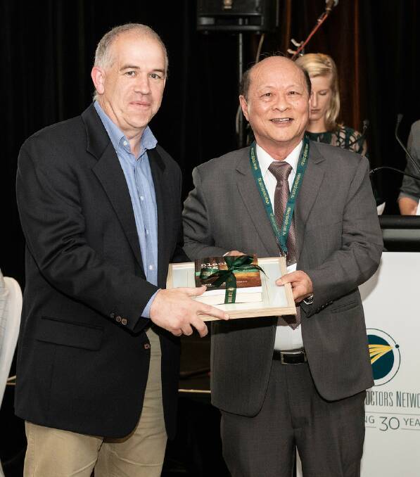  NSW Rural Doctors Network Chair, Dr John Curnow present Dr Peter Lee with his award.