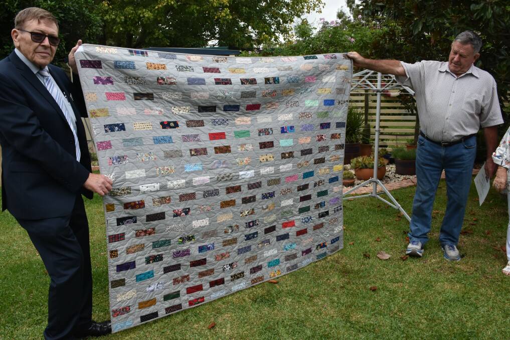 Stan Allena d Ray Paix with the quilt made by Mary Irvine.