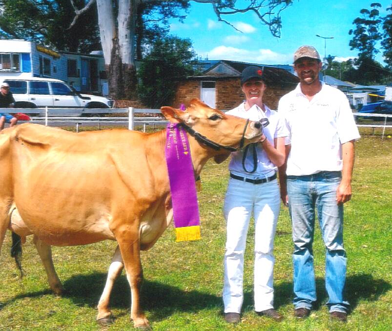 CHAMPION: Supreme Intermediate Cow Wallacedale Topeka Melanie led by Leanne Coombes, Long Flat with Anthony Coombes, Agrigene. 