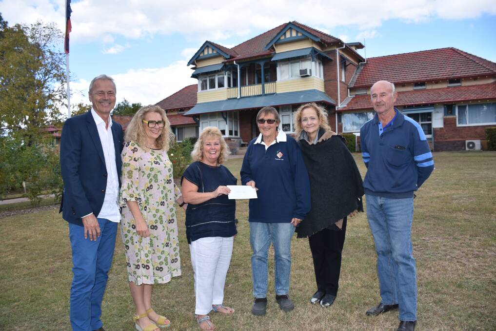 SUPPORT: Quentin Robertson and Jenny Westrup from Casa e Cucina Glassware and  Kay Sullivan, Singleton Cancer Appeal Commitee with Broke Fordwich Wine and Tourism Association members Wendy Lawson, Barb Brown and Ken McCraw.