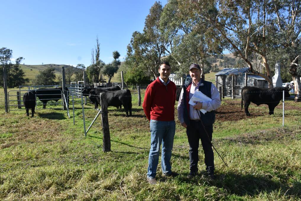 RIGHT CHOICES: Guest speakers at the Bred Well Fed Well field day were eter McGilchrist, University of New England – Meat Science and Jason Trompf, private consultant and Latrode University – Animal Production Systems