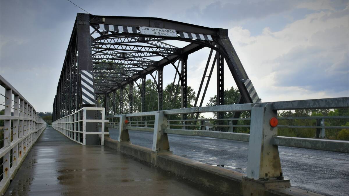 Some puddles on Dunolly Bridge