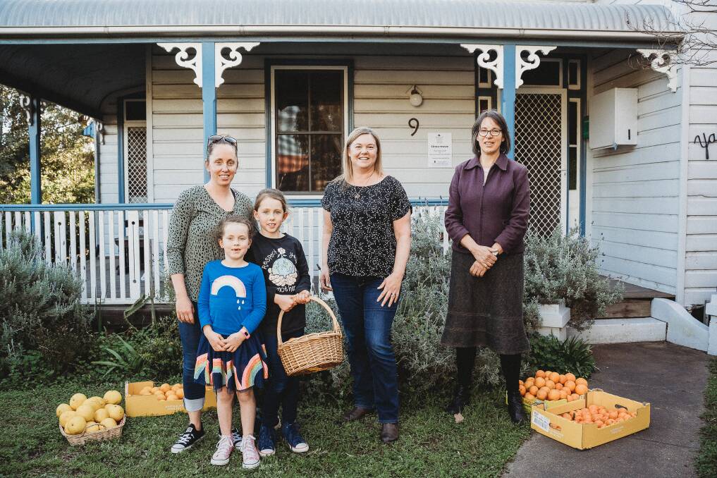 Jess Withers with her daughters Bronte and Poppy, Michelle King and Jan Fallding from Slow Food Singleton, with citrus being donated to SPS's P&C Breakfast Club. 