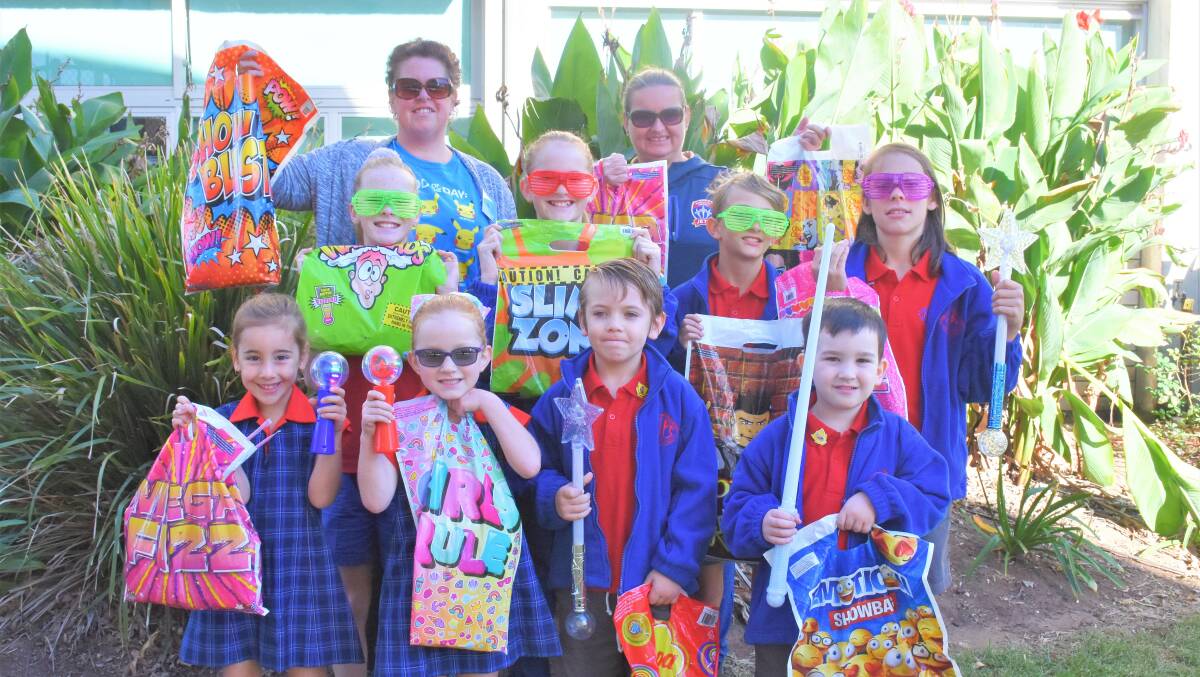 SCHOOL FETE: Pictured are P&C members (back row), year six school leaders (middle row) and Kindergarten students (front row) eagerly excited for the school fete. 
