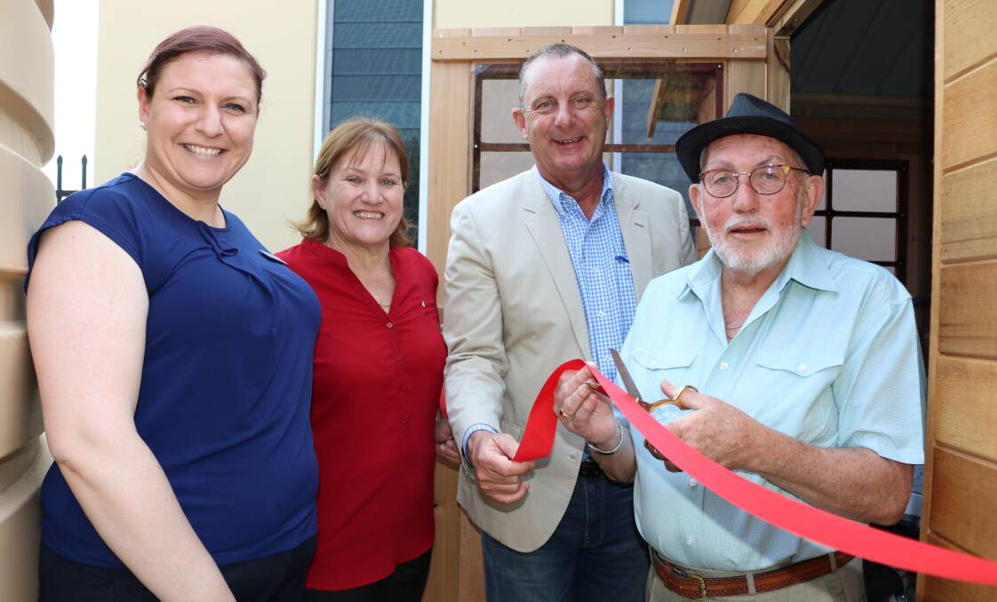 Singleton Youth Venue Team Leader Loren Arnott, Mayor of Singleton, Cr Sue Moore, Member for Upper Hunter Michael Johnsen and Dolly’s Charity Shop proprietor Gary Holland cut the ribbon on the first load of washing in the laundry.