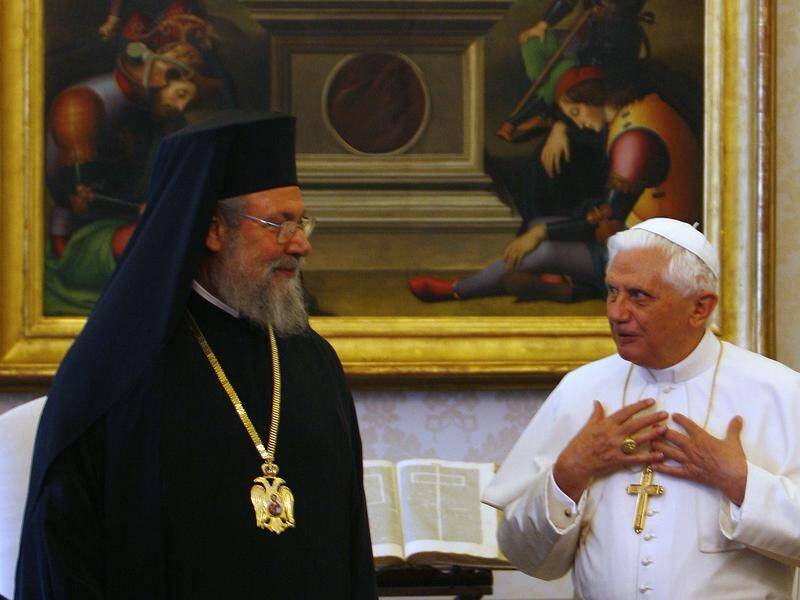 Archbishop Chrysostomos II of Cyprus (left) meets with Pope Benedict XVI at the Vatican in 2007. (AP PHOTO)