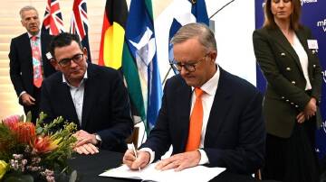 Canberra and Victoria have inked a vaccination deal as Australia nears 10 million COVID cases. (Joel Carrett/AAP PHOTOS)