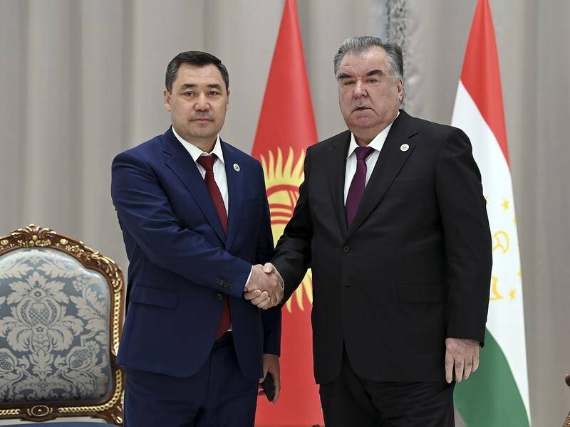 Kyrgyz President Sadyr Japarov (l) and Tajik leader Emomali Rakhmon (r) earlier backed a ceasefire. (EPA PHOTO)