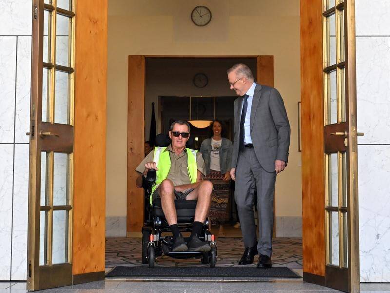 Warren Acott was greeted by Anthony Albanese after a cross-country lawn mower ride to Canberra. (Mick Tsikas/AAP PHOTOS)